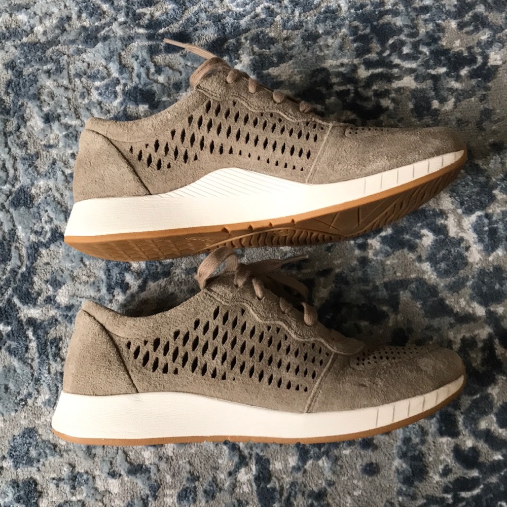 EUC charlie sneaker by Dansko